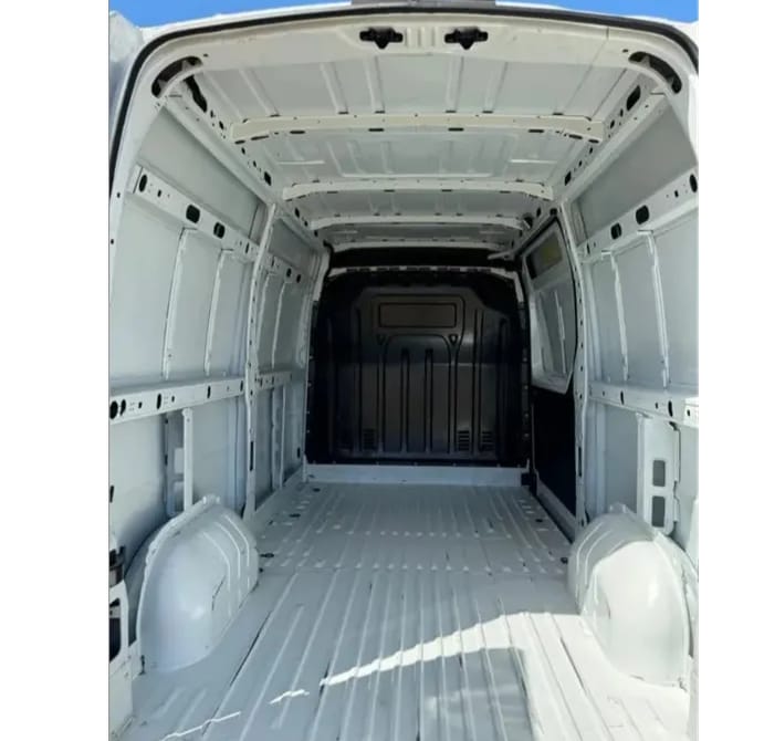 Interior espaçoso da van com bancos para passageiros